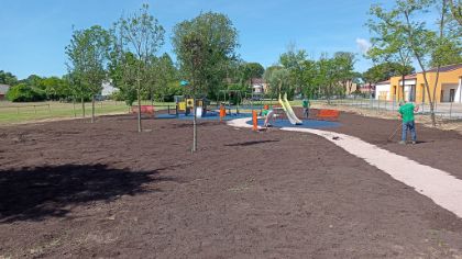 L’amministrazione comunale consegna alla comunità il nuovo parco giochi di Lio Grando L’amministrazione comunale consegna alla comunità il nuovo parco giochi di Lio Grando