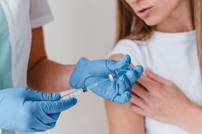 medico-con-i-guanti-che-prepara-il-vaccino-per-una-donna
