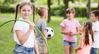 ragazza-che-posa-con-il-hula-hoop-accanto-agli-amici_23-2148210516