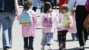 Bambini in uscita dalla scuola